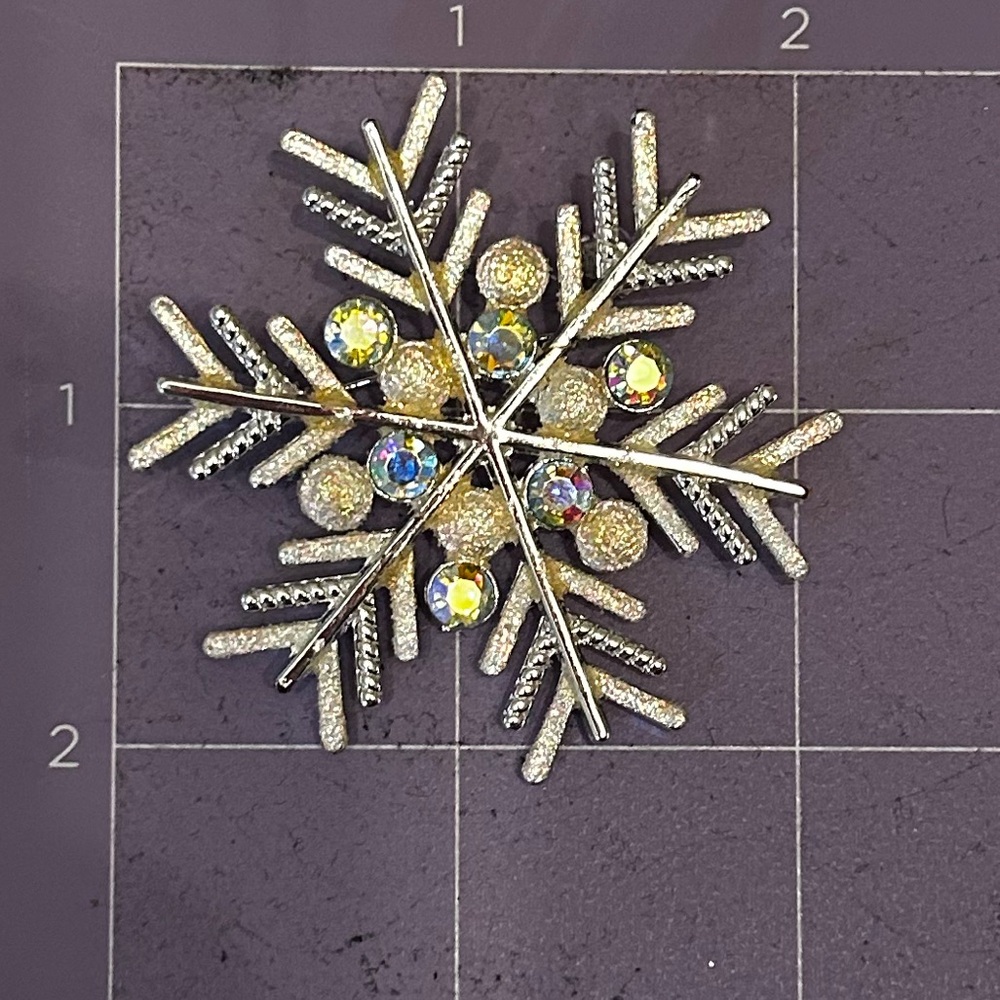 Source Unknown Silver And Gold Snowflake Brooch - image 3